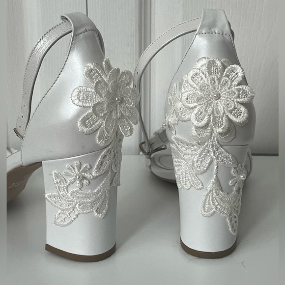 👰‍♀️Bridal Sandals - White Leather with Pearls and Lace, handmade in Eur… - Picture 5 of 12